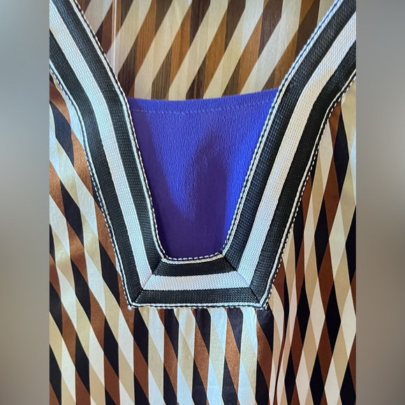 Lux lightweight silk tunic in dimensional pattern. Italian 48, US 12. - Picture 9 of 11